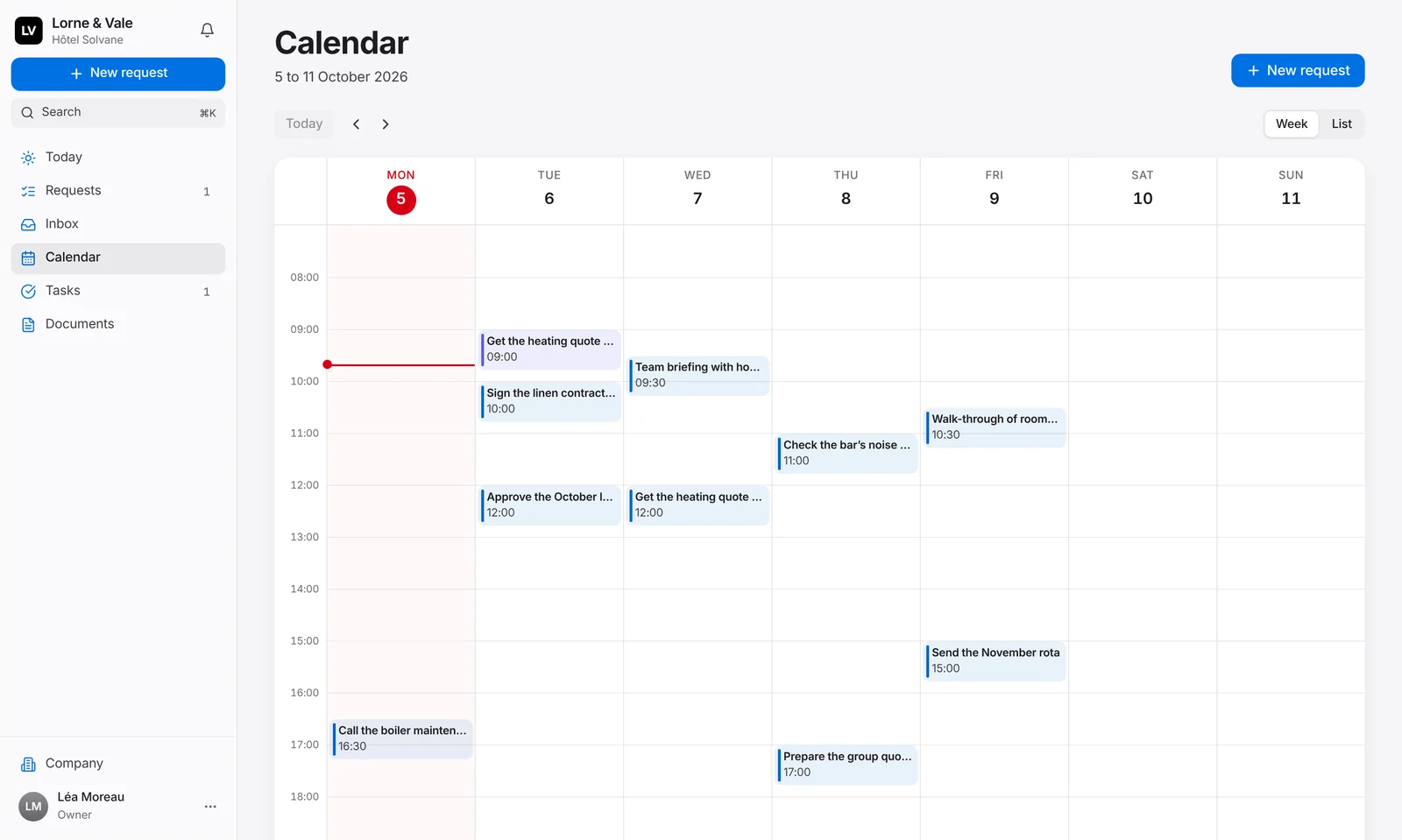 The calendar on the web platform: the week of 5 to 11 October in the manager's time zone, today marked with the current time, the tasks due that week and a follow-up planned by the assistant