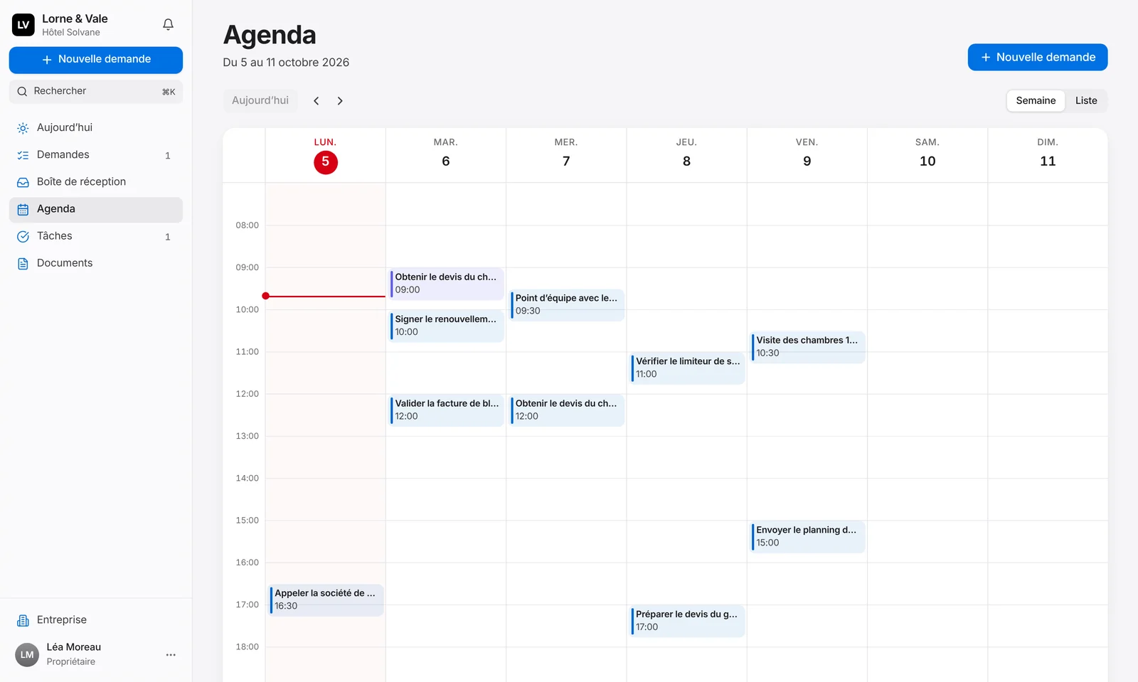 L’agenda de la plateforme web : la semaine du 5 au 11 octobre dans le fuseau horaire du responsable, aujourd’hui mis en évidence avec l’heure actuelle, les tâches de la semaine et une relance prévue par l’assistant