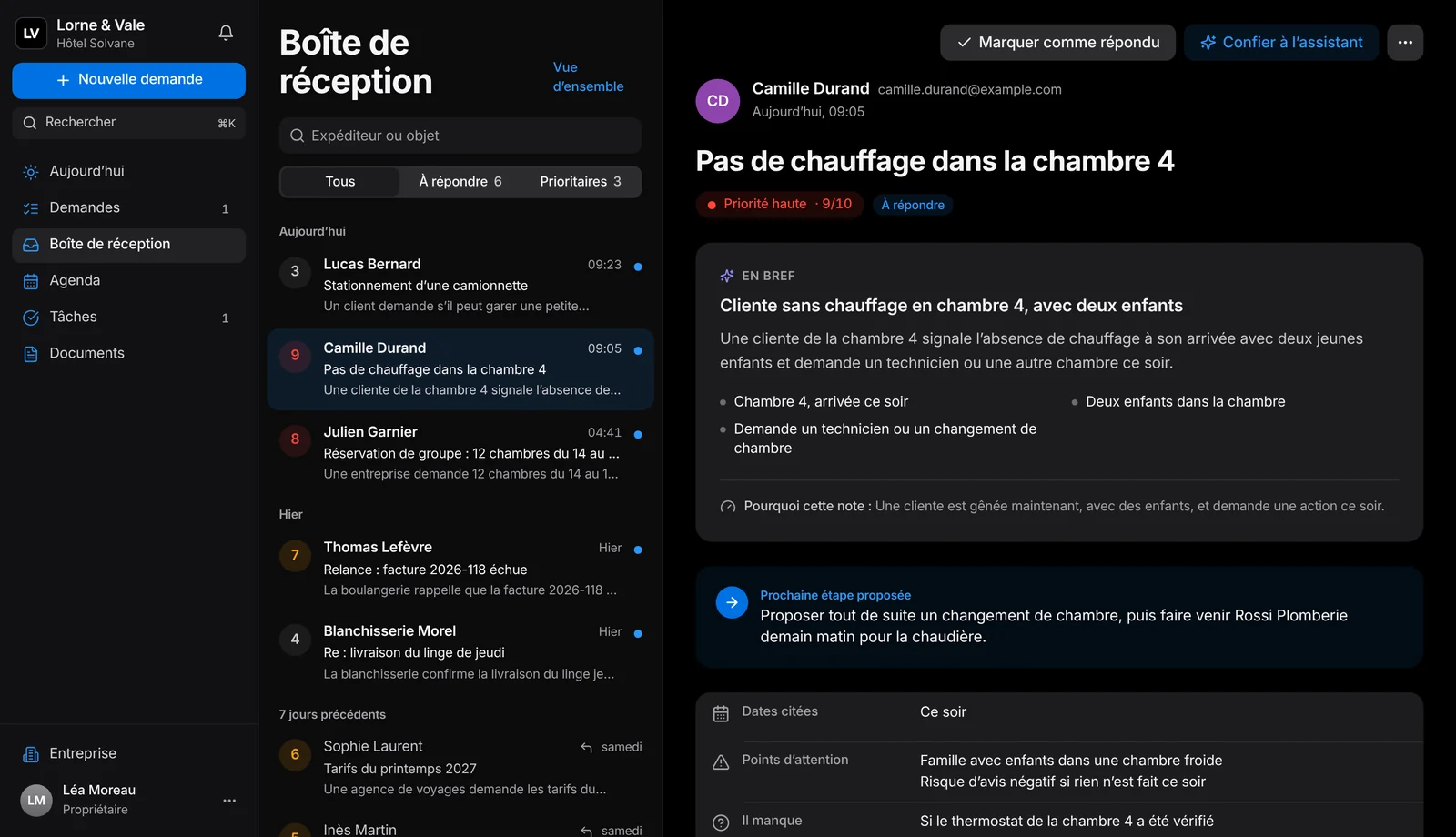 La boîte de réception Lorne & Vale dans un navigateur sous Windows, en mode sombre : chaque e-mail noté de 1 à 10, l’e-mail ouvert résumé avec la raison de sa note, la prochaine étape proposée, les dates, les points d’attention et ce qui manque