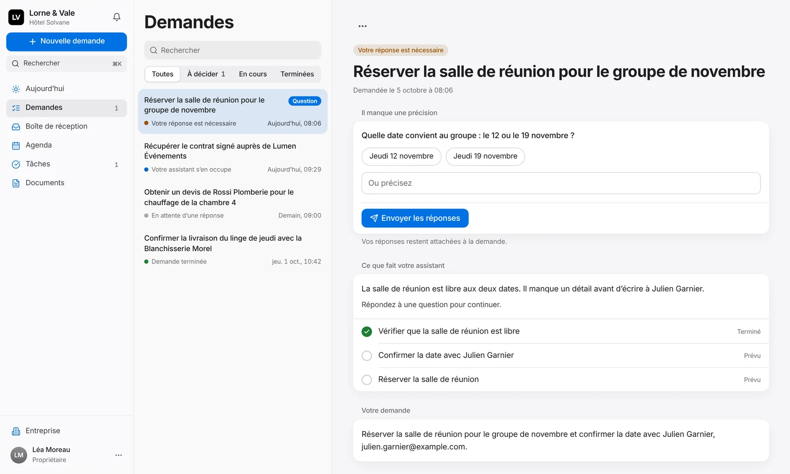 L’écran Demandes de la plateforme web : la liste des demandes à côté de celle qui attend une réponse, la date qui convient au groupe, le 12 ou le 19 novembre, avec le plan de l’assistant