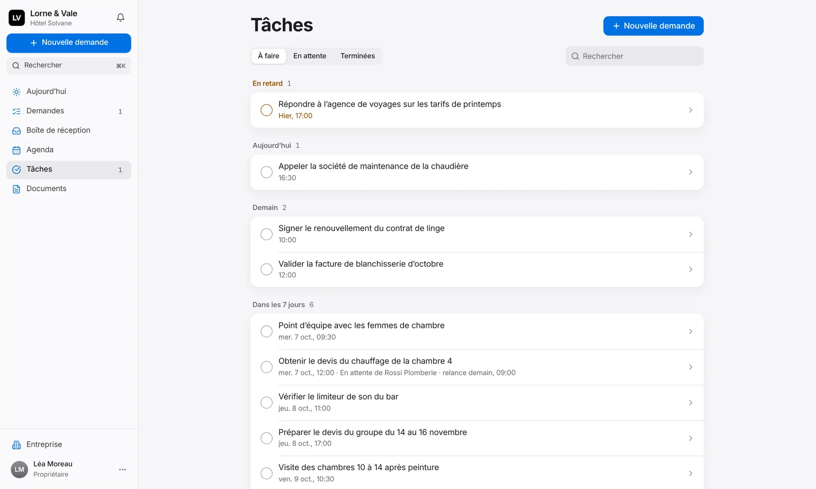 Les tâches de la plateforme web, regroupées selon leur échéance : une en retard, une aujourd’hui, deux demain et six dans les 7 jours, dont une en attente d’un plombier avec une relance prévue demain