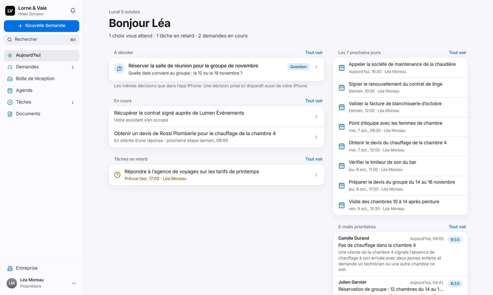 Aujourd’hui sur la plateforme web Lorne & Vale, sur un MacBook Pro : une décision en attente, les demandes en cours, une tâche en retard, les sept prochains jours et les e-mails prioritaires avec leur note
