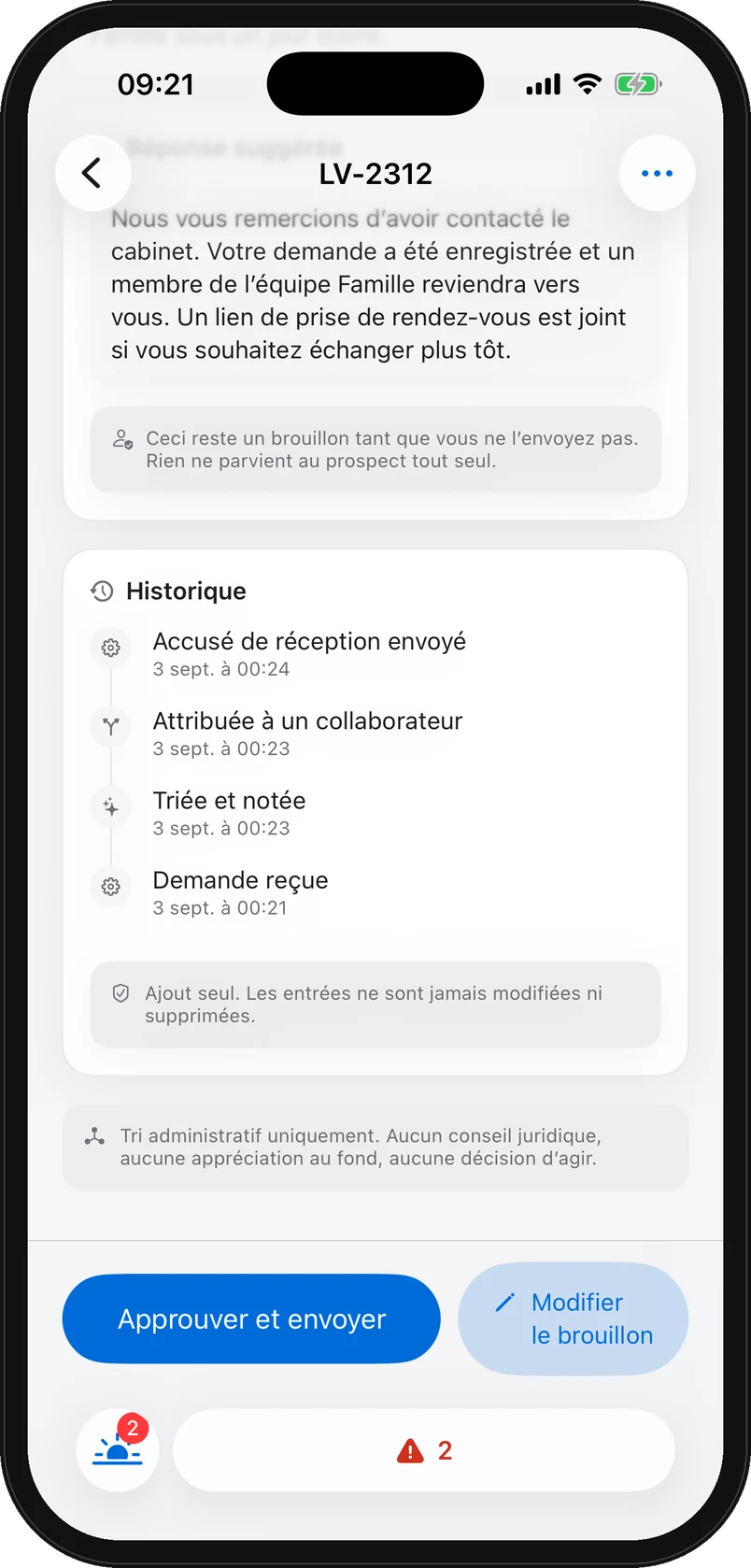 La réponse suggérée sur iPhone, marquée comme un brouillon tant qu’elle n’est pas envoyée, et l’historique de la demande en ajout seul : demande reçue, triée et notée, attribuée, accusé de réception envoyé.