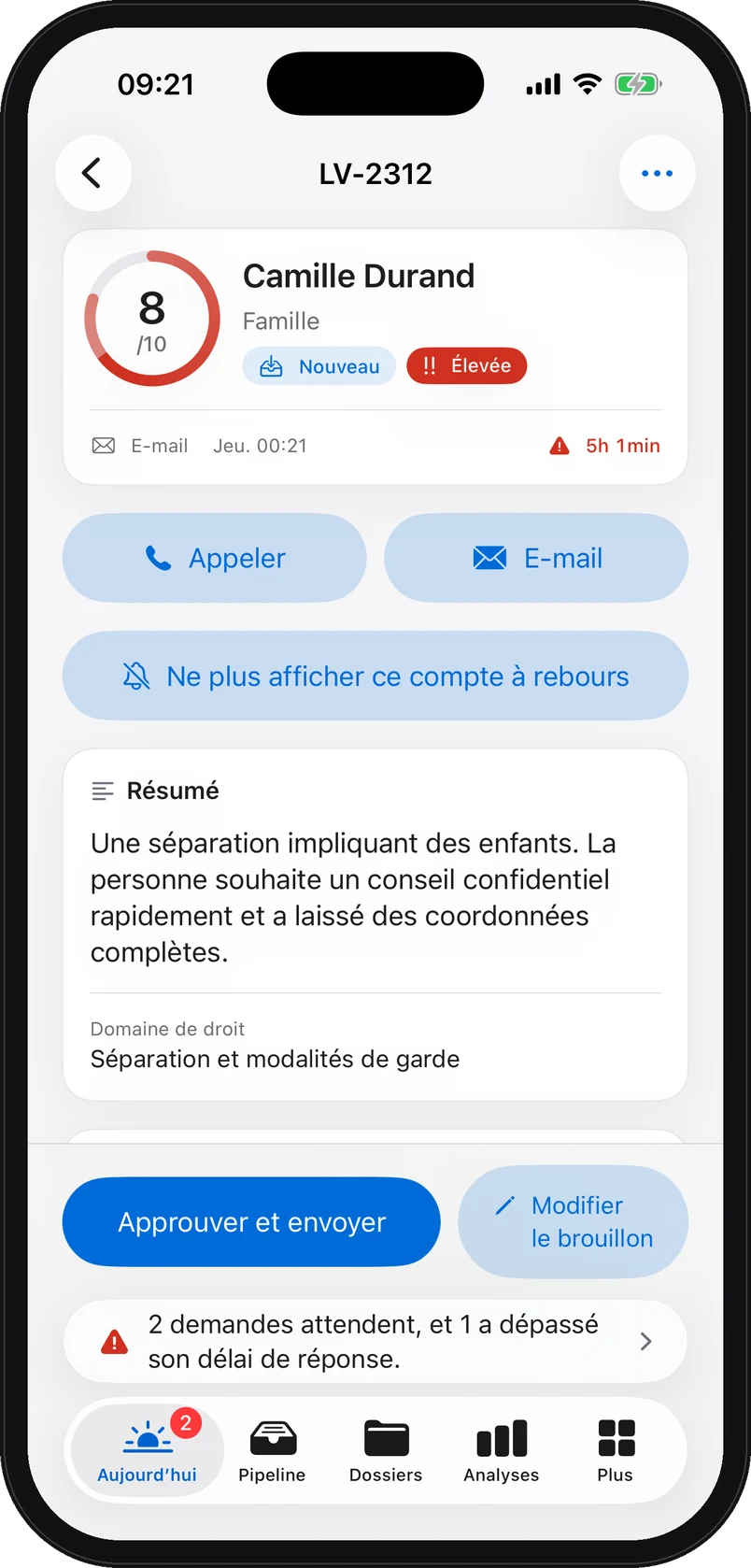 La note de triage sur iPhone : score 8 sur 10, Camille Durand, personne fictive, domaine famille, urgence élevée, résumé, et les boutons Approuver et envoyer, Modifier le brouillon.