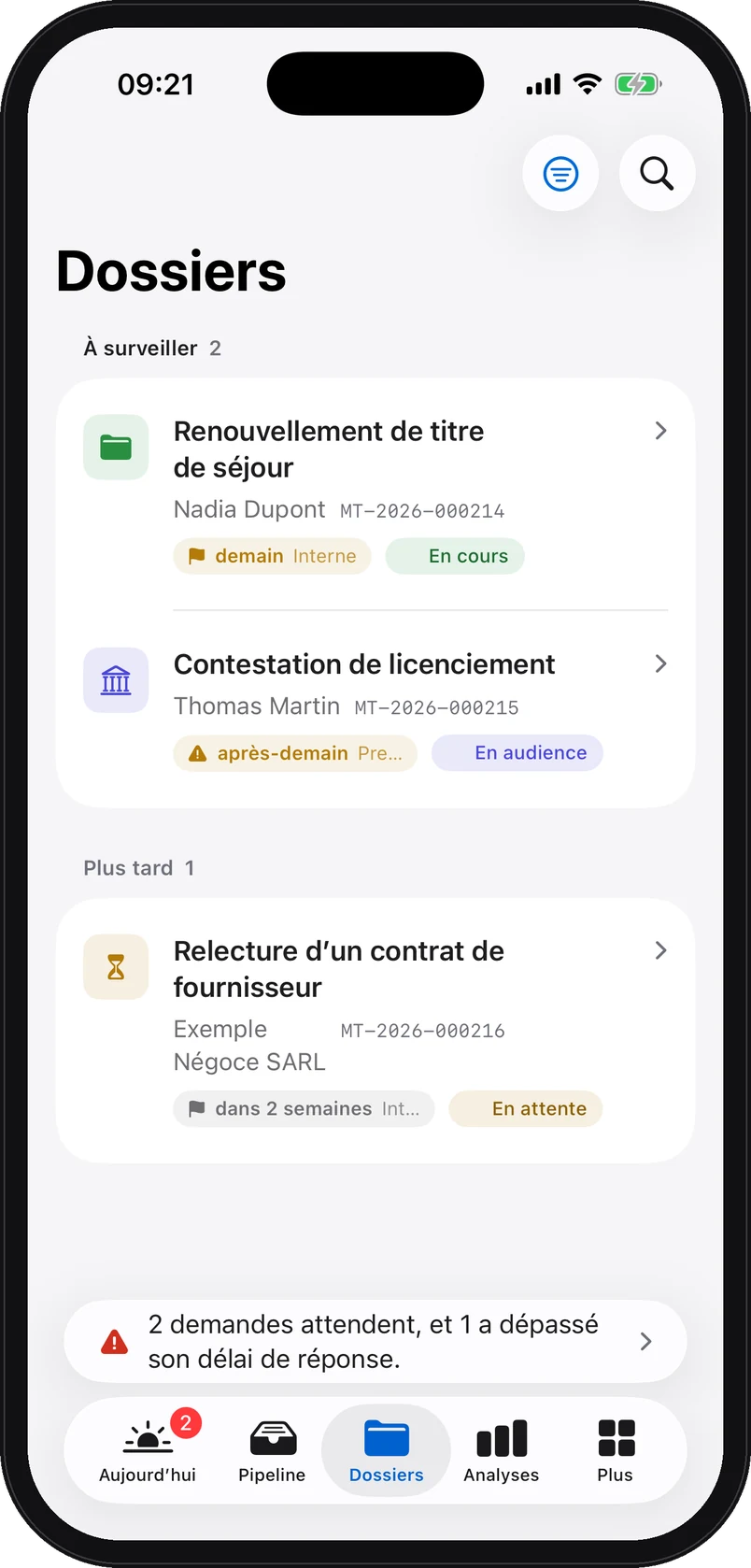 Capture de l’application iPhone, données de démonstration : Les dossiers sur iPhone : deux dossiers à surveiller avec leur prochaine échéance, un dossier pour plus tard. Les personnes sont fictives.