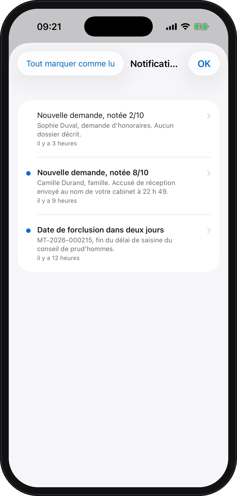 Capture de l’application iPhone, données de démonstration : Les notifications de l’application iPhone : nouvelle demande notée 8 sur 10 pour une personne fictive en droit de la famille, accusé de réception envoyé au nom du cabinet à 22 h 49, et une date de forclusion dans deux jours.