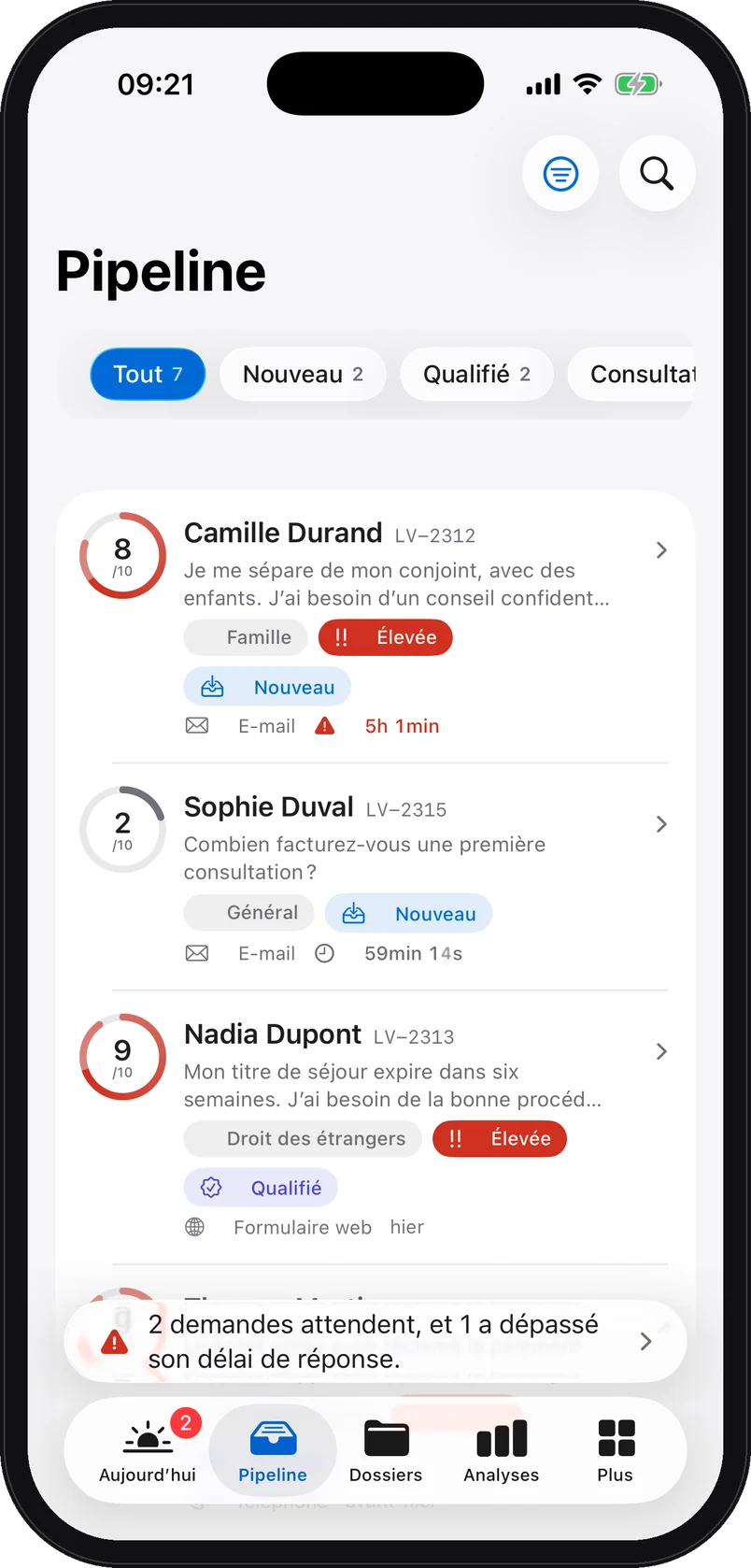 Capture de l’application iPhone, données de démonstration : Le tableau des demandes sur iPhone, onglet Suivi des demandes : chaque demande fictive avec sa note, son domaine de droit, son étape et son délai de réponse.