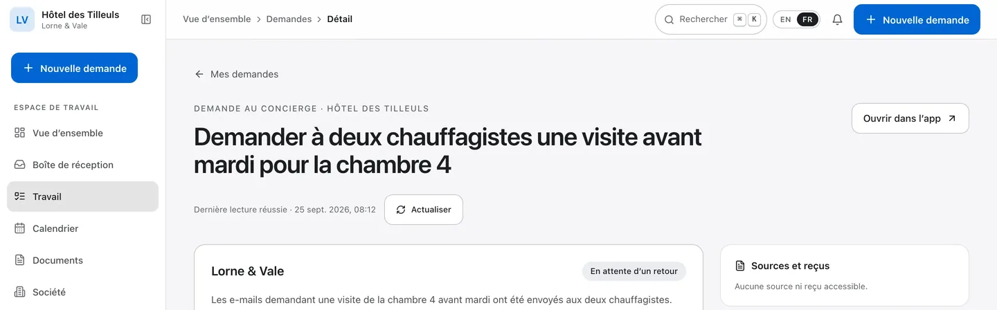 L’app web Lorne & Vale dans un navigateur, ouverte sur une demande d’un hôtel fictif, avec le menu de l’espace&nbsp;: vue d’ensemble, boîte de réception, travail, calendrier, documents et société.